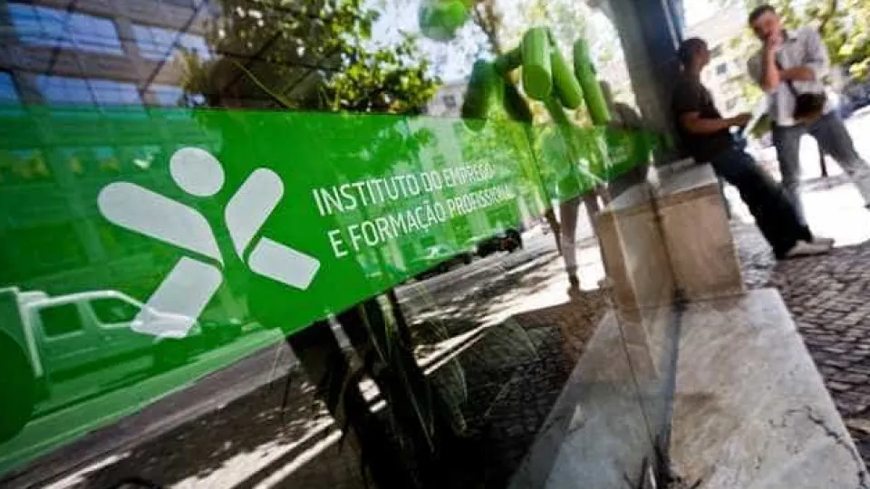 Desemprego baixa para 5,7% em novembro e toca mínimo de 23