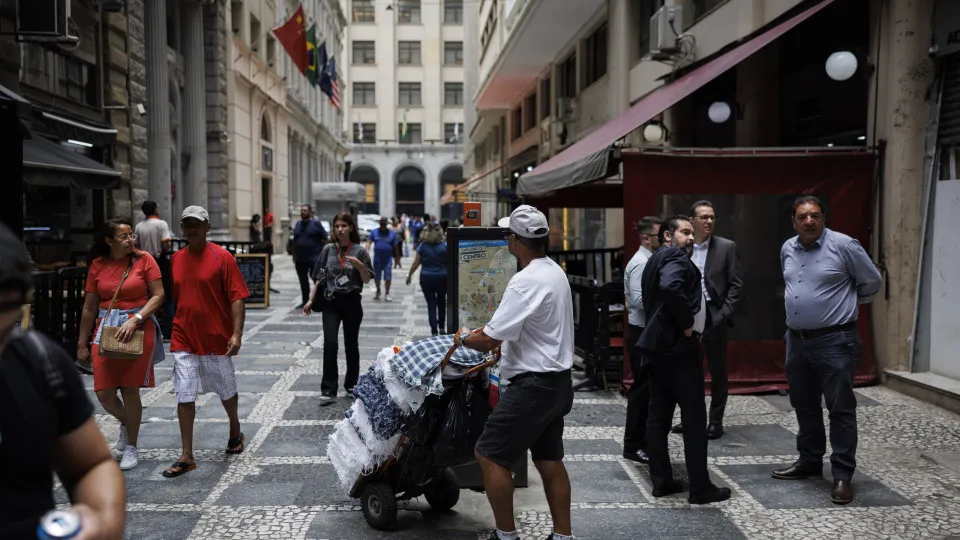 Desemprego no Brasil cai para o nível mais baixo em 14 anos