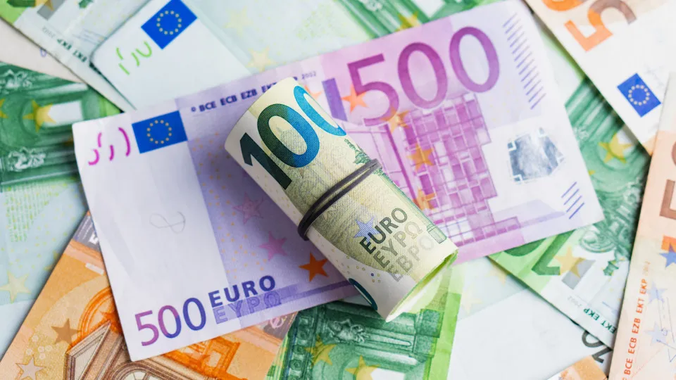 Euro cai pela sétima sessão consecutiva face ao dólar