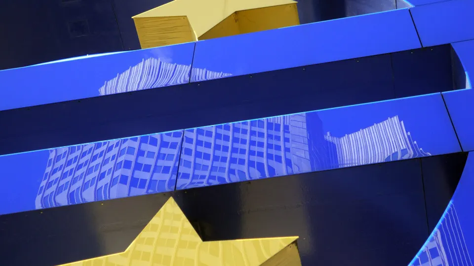 Euro supera os 1,18 dólares e toca máximo desde setembro