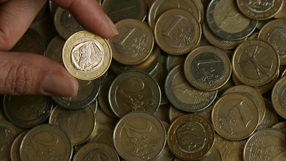Famílias da zona euro poupam e investem menos no 3.º