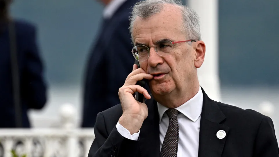 Governador do Banco de França defende euro digital para...