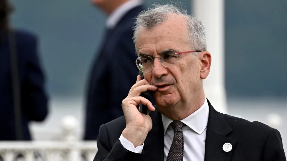 Governador do Banco de França junta-se às manifestações de a