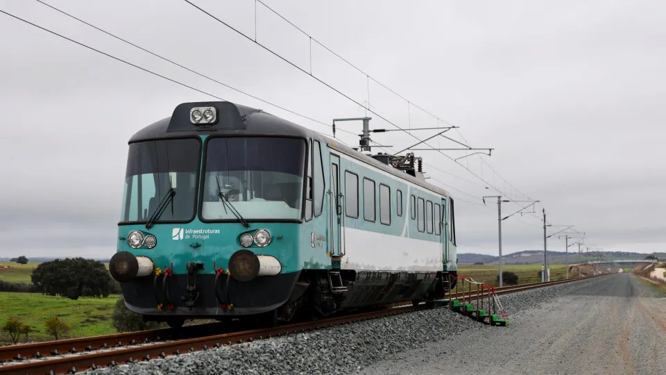 Governo: Ferrovia Évora/Espanha pronta mas comboios só no