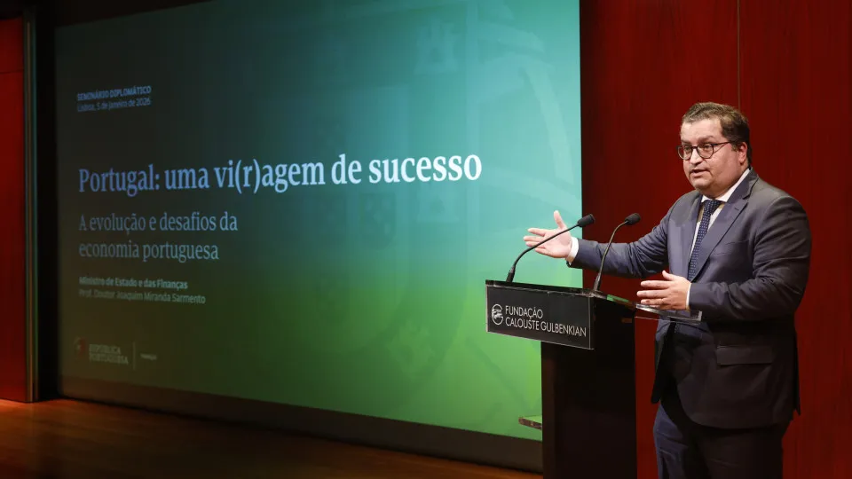 Governo admite excedente "ligeiramente acima" dos 0,3% em