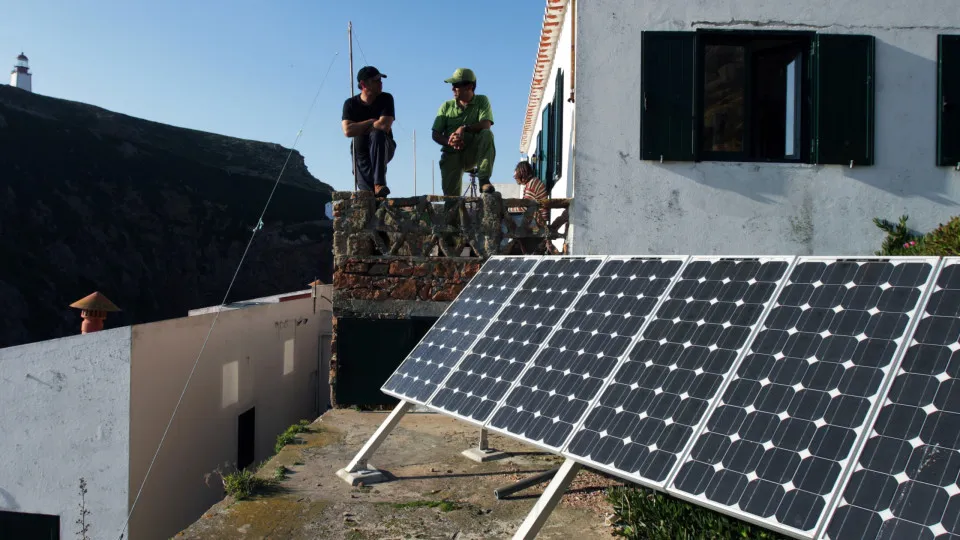 Governo lançará novo apoio à aquisição de painéis solares