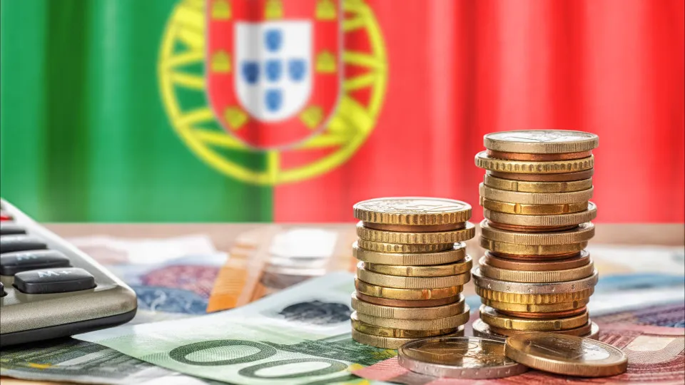 Juros da dívida de Portugal sobem a dois anos e descem a