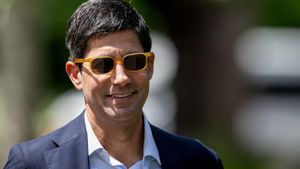 Kevin Warsh, um "falcão". Quem é o escolhido por Trump para