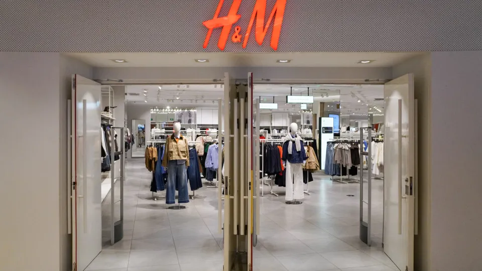 Lucros da H&M sobem 4% para 1.143 milhões no ano fiscal de