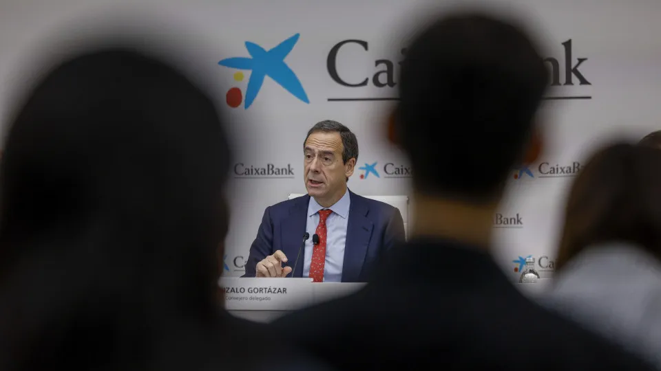 Lucros do CaixaBank crescem 1,8% em 2025 para 5.891 milhões