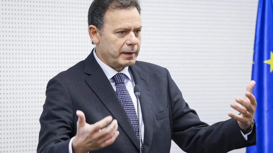 Luís Montenegro quer economia com "relações laborais