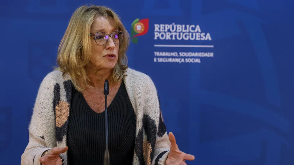 Ministra acusa CGTP de "auto afastar-se das negociações"