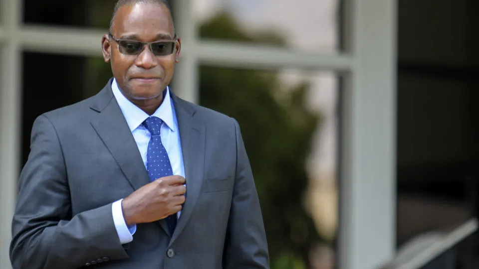 Moçambique paga 40% do 13.º salário à função pública até