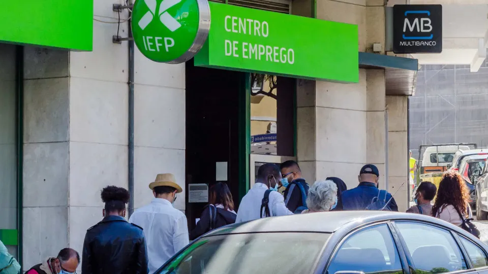 Número de desempregados inscritos cai 10,8% a fechar 2025.