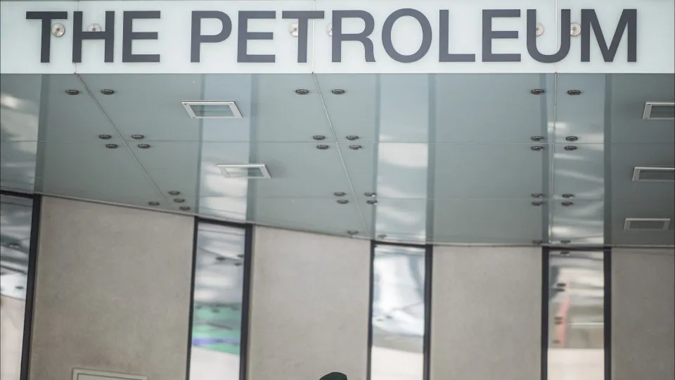 OPEP manterá oferta de petróleo, pelo menos, até abril