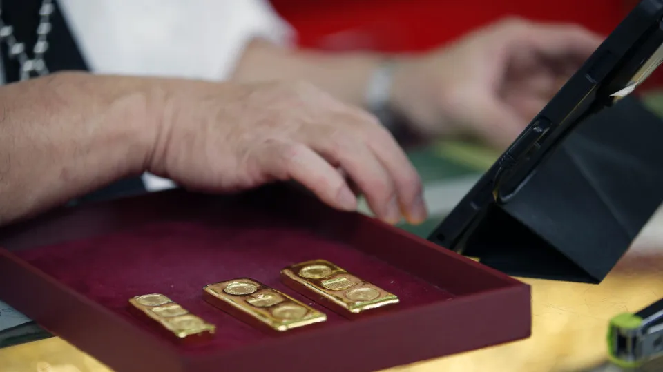 Ouro passa marca histórica dos 5.000 dólares num contexto de
