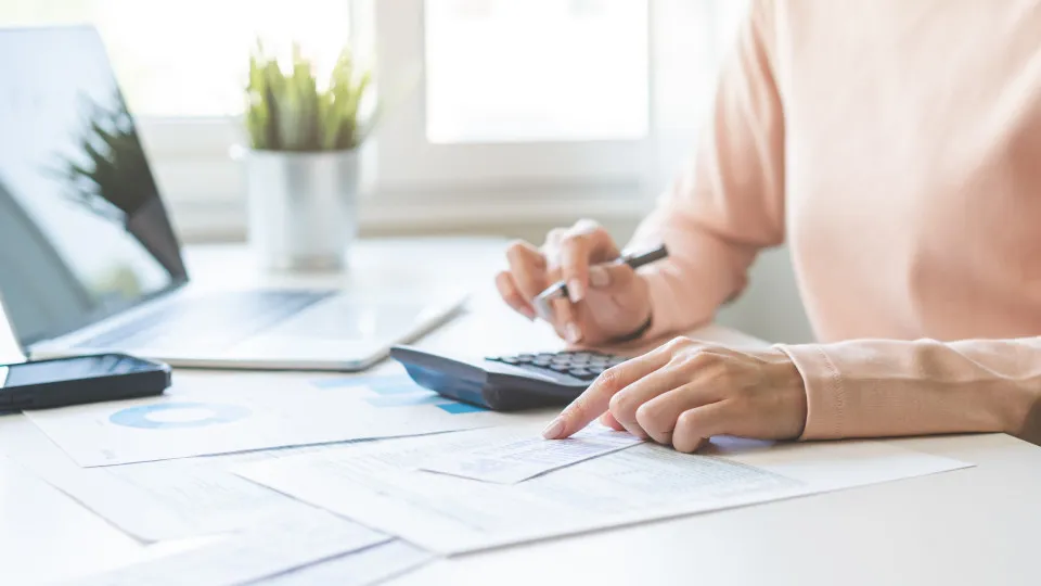 Pagamentos em atraso recuam para 720,6 milhões de euros até