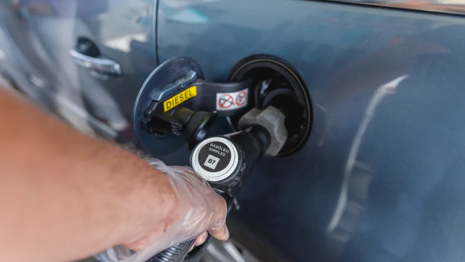 Preço do gasóleo baixa hoje: Onde é que os combustíveis