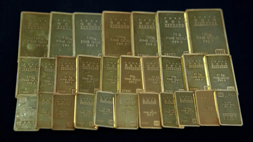 Preço do ouro desce mais de 9% para 4.868 dólares e