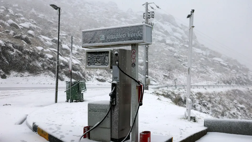 "Rede elétrica foi impactada". Mau tempo deixa 6.500