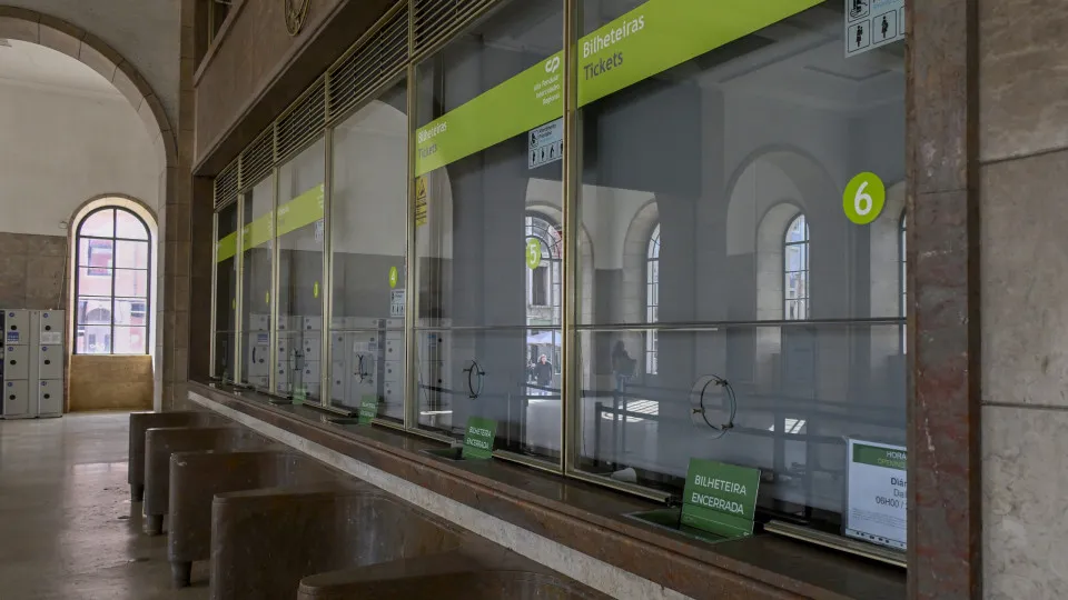 Subconcessionar linhas da CP é financiar privados "com