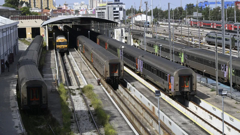 Trabalhadores dos bares dos comboios da CP em greve a partir