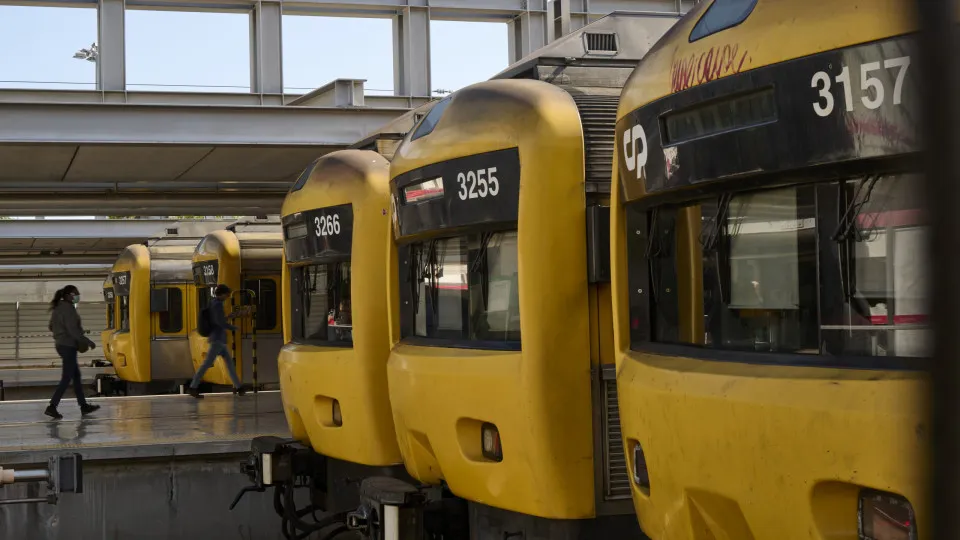 Trabalhadores dos bares dos comboios da CP estendem greve