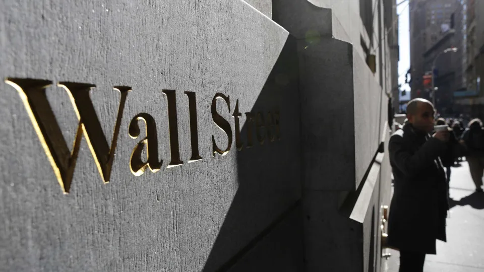 Wall Street fecha em baixa semana carregada de casos fortes