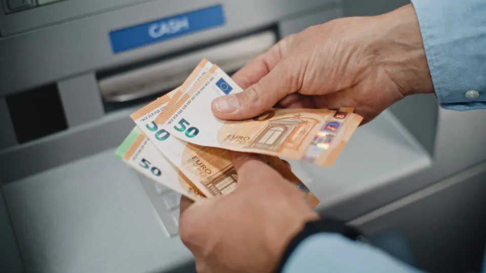Afinal, paga-se (ou não) para levantar dinheiro? Isto é o