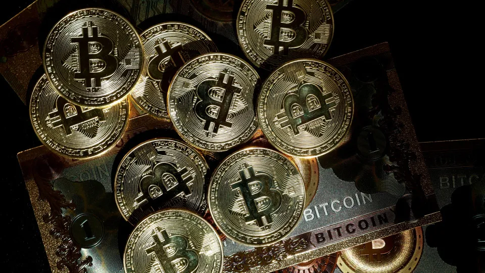 Bitcoin cai mais de 4% em contexto de incerteza sobre