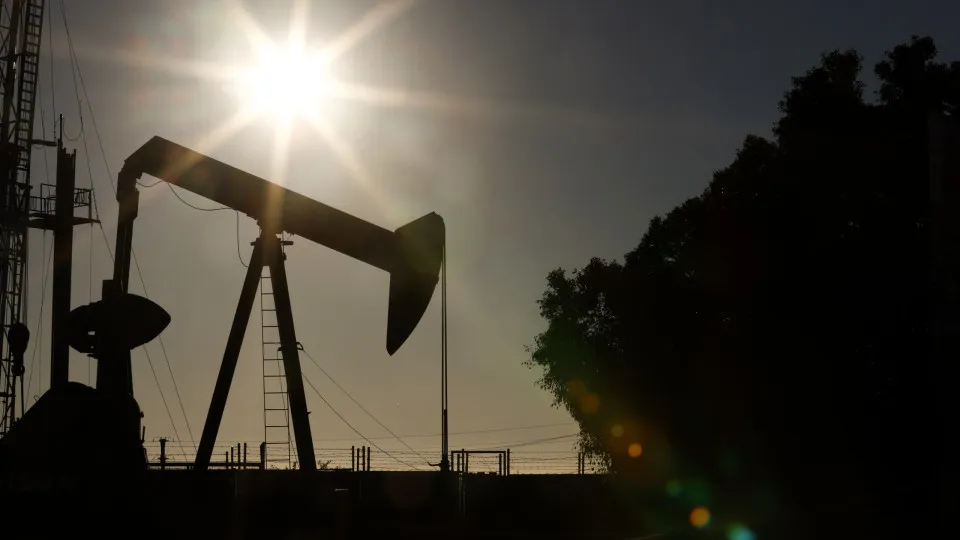Brent sobe para máxima de um ano devido a tensões