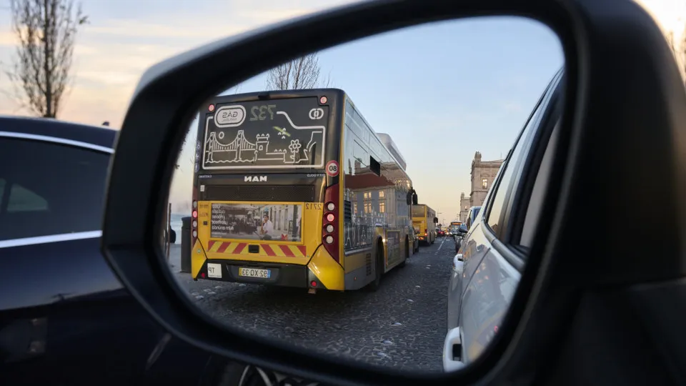 Carris lança campanha para recrutar motoristas e renovar