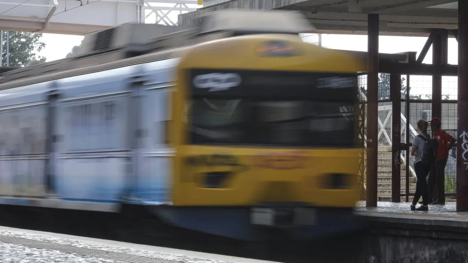 Circulação ferroviária na Linha de Cascais retomada em via
