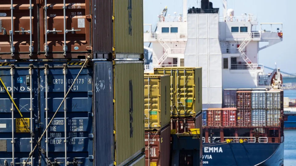 Comércio de bens do G20 cresce em 2025, exportações sobem