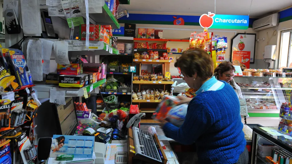 Confiança dos consumidores cai em fevereiro e clima