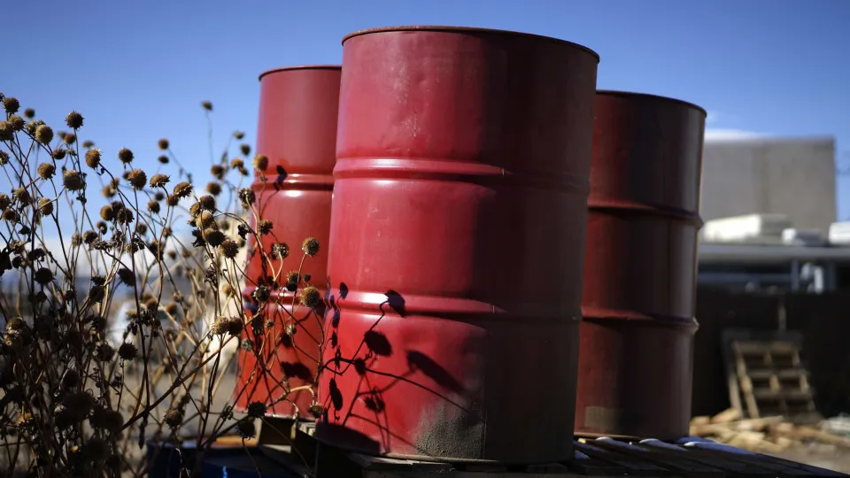 Cotação do crude para entrega em abril sobe ligeiramente