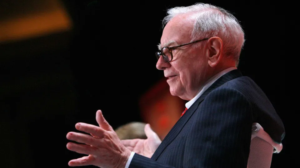 De saída, Warren Buffett reduz posição na Apple e Amazon e
