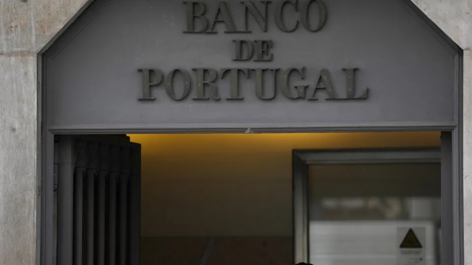 Dívida das famílias, empresas e Estado cai para 277,9% do