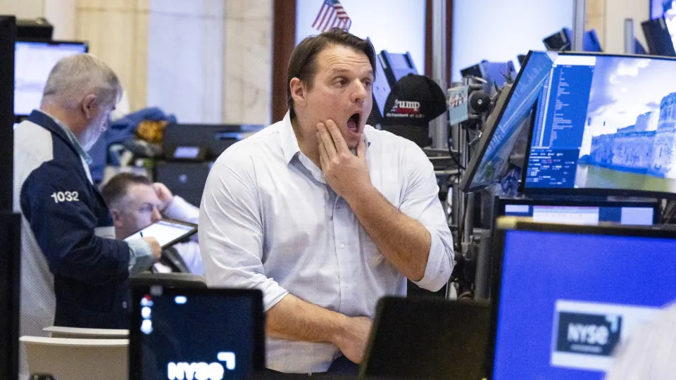 Dow Jones toca máximo histórico e aproxima-se dos 50.000