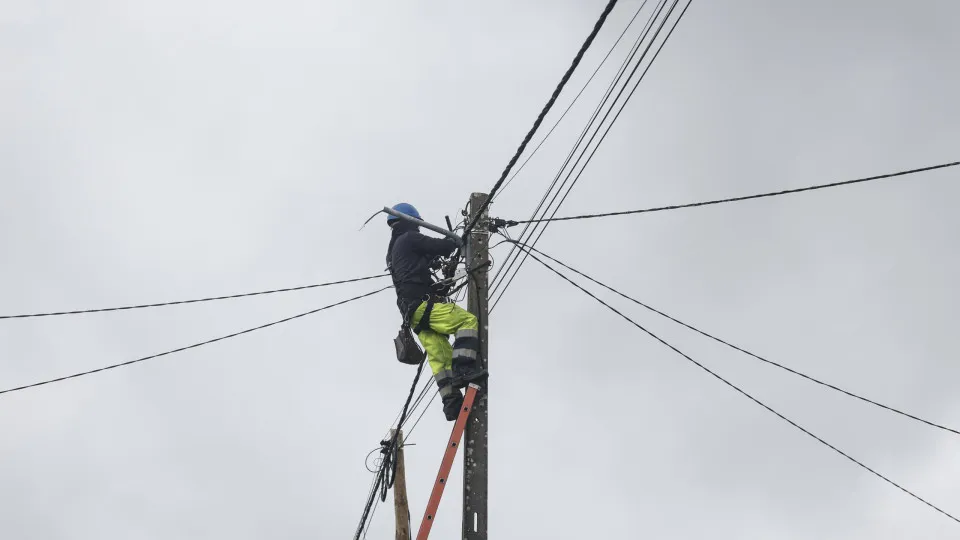 E-Redes contabiliza 76 mil clientes sem energia elétrica às