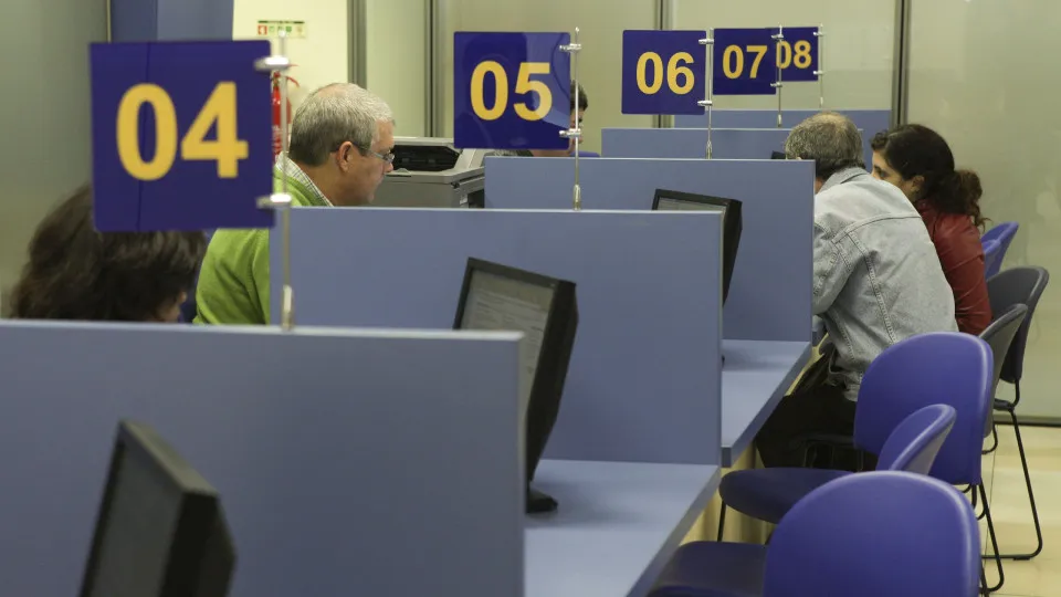 Emprego público aumenta 1,7% no 4.º trimestre e renova