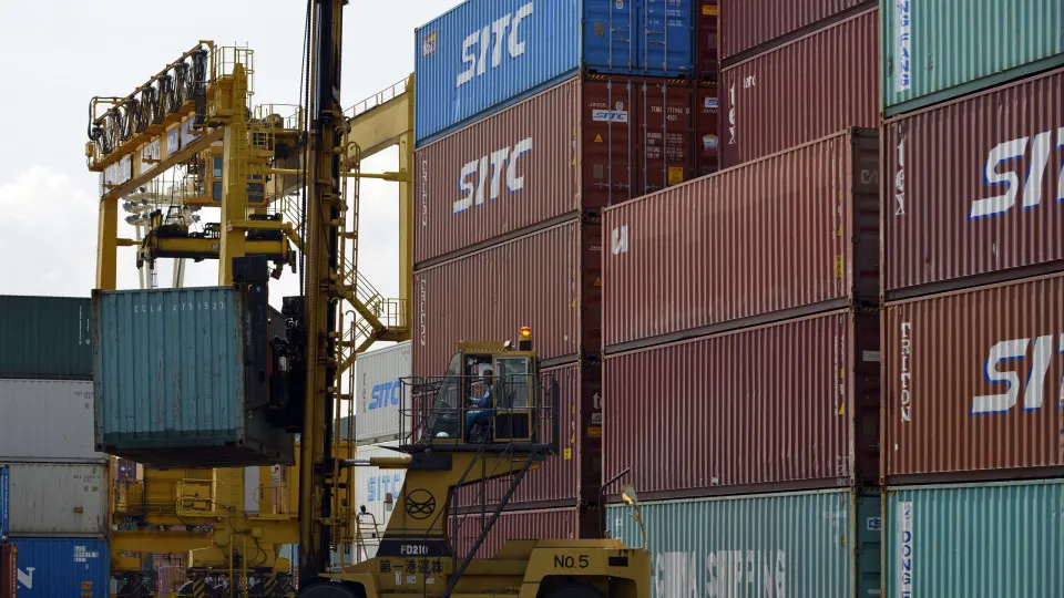 Excedente comercial de bens UE/EUA cresce em 2025 (mas a