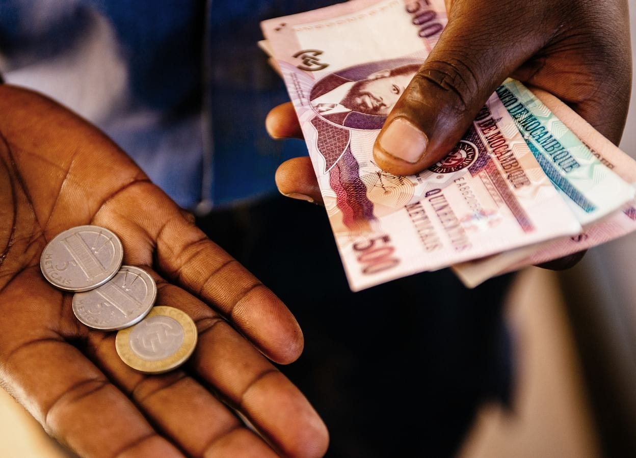 FMI Recomenda Eliminação do 13.º Salário e Corte Radical da