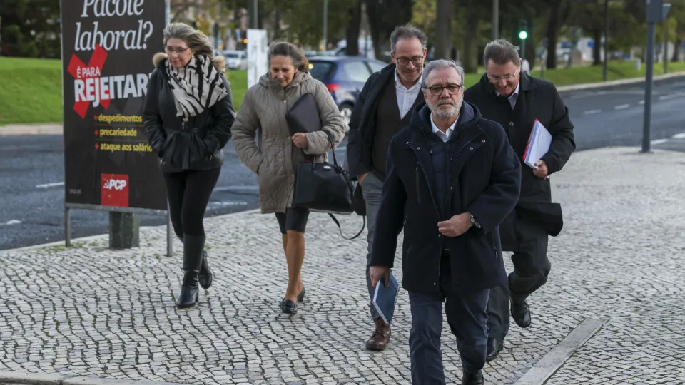 Governo reúne-se com patrões e UGT para discutir alterações