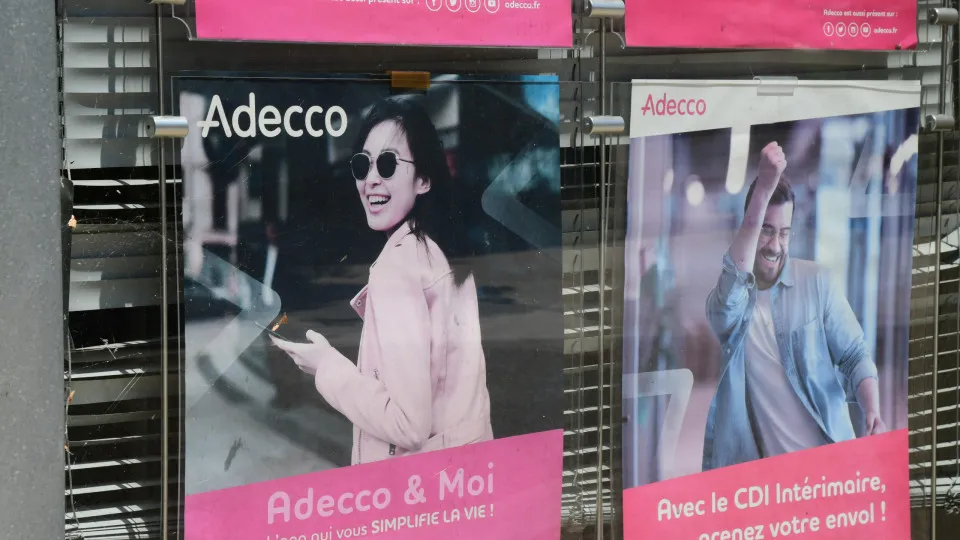 Lucros da suíça Adecco caem 3% em 2025 para 295 milhões