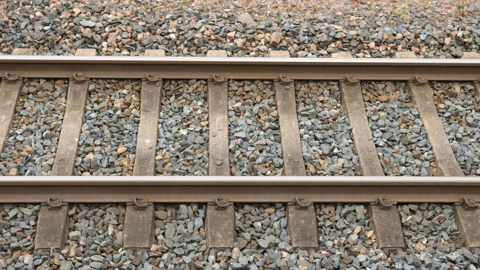 Mau tempo. Circulação ferroviária condicionada em várias