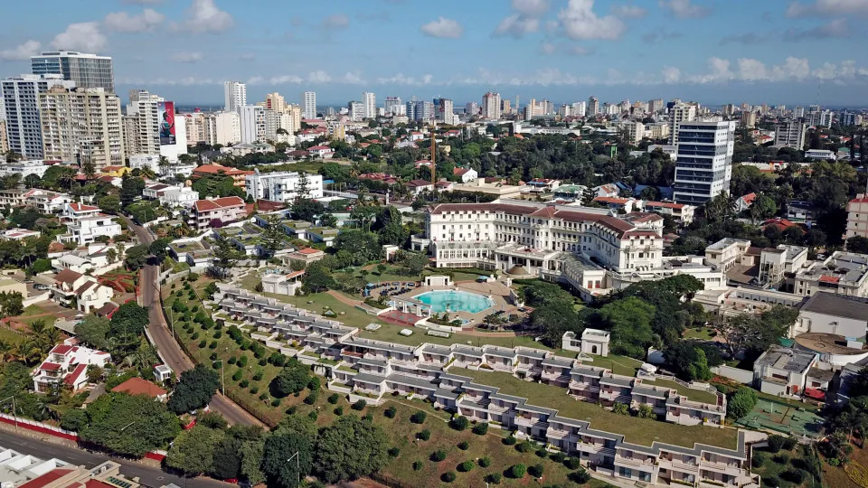 Moçambique deve cortar nos salários do público e eliminar