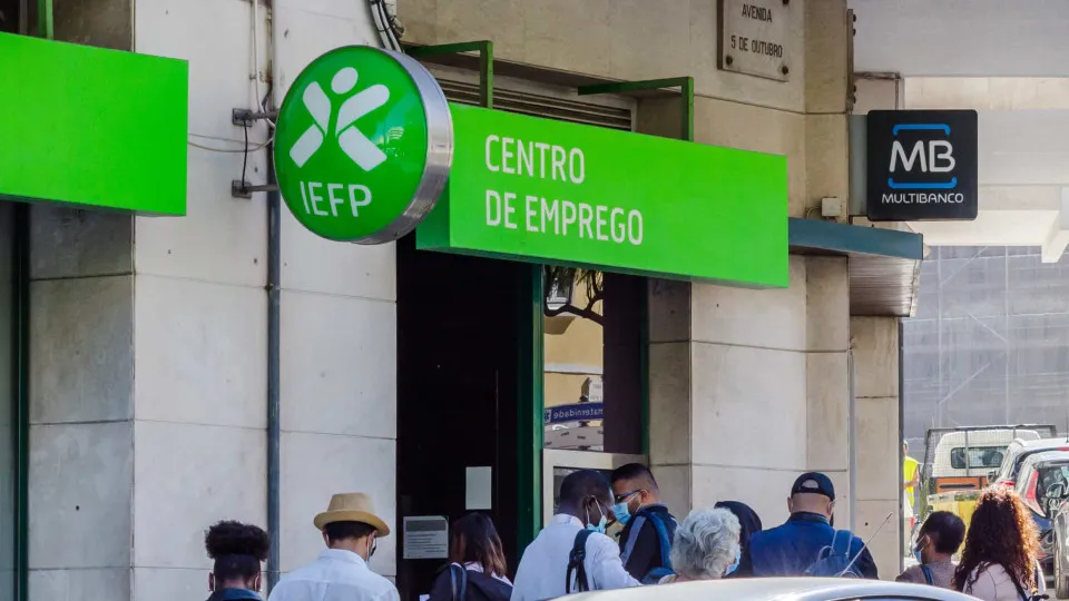 Número de casais no desemprego baixa 12,5% em janeiro