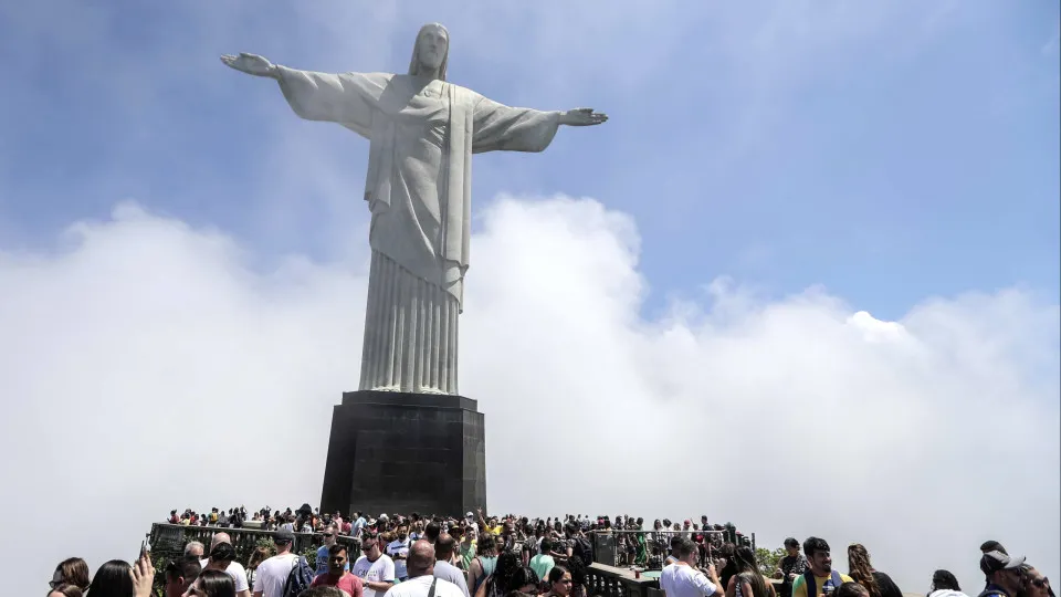 Número de turistas portugueses no Brasil cresce 35% em