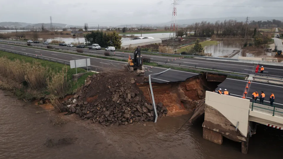 Obras em troço da A1 que desabou "durarão algumas semanas",